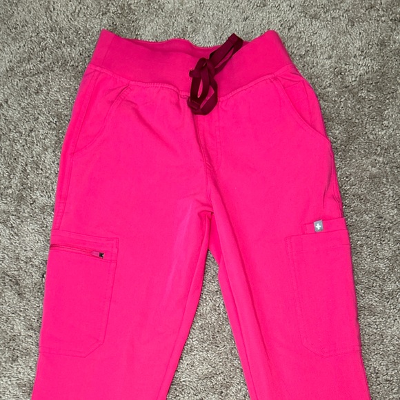 FIGS Women’s XS Scrub Set in SHOCKING PINK - Picture 6 of 6